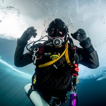 Ein Sprung ins kalte Wasser Taucher im Silsersee bei Minustemperaturen und Eis auf der Wasseroberfläche. Ein Sprung unters Eis löst bei vielen Panik aus. Doch wer die Angst besiegt, wird mit einem überirdischen Erlebnis belohnt.