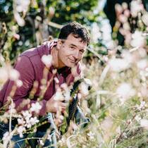Er lockt Flugakrobaten in seinen Garten Portrait Simon Köchlin und beim fotografieren von Schwebefliegen in seinem wilden Garten
