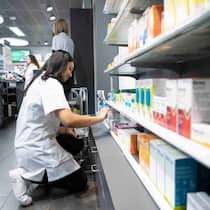 Nach Hinterzimmer-Deal: Medikamente bald massiv teurer Eine Apothekerin fuellt Regale mit Medikamenten auf, aufgenommen am 24. Februar 2020 in der Amavita Apotheke im Wynecenter in Buchs, Kanton Aargau. (KEYSTONE/Christian Beutler)