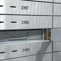 Die teure Falle beim Bankschliessfach Wertgegenstände sicher aufbewahren: Schliessfächer in einer Bank.