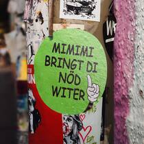 100 Tipps zum Geldsparen Sticker mit Aufschrift: Mimimi bringt du au nöd witer