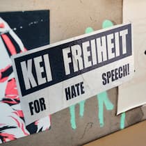 Was strafbar ist – und wie man sich wehrt Sticker: Kei Freiheit für Hatespeech