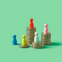 Diese Banken sind am grosszügigsten Colorful game pawns on top of stacks of coins on green background with space for text. Banking, loans and savings concept.