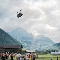 Hier sind Höhenflüge garantiert Eine toggenburger Bauernfamilie fährt ihr Vieh am frühen Morgen auf die Alp Selun. Gezimmert aus Holz, geschmiedet aus Metall, mit oder ohne Dach – hierzulande surren gut 200 Kleinseilbahnen bergwärts. Sie transportieren Älpler und Wandervolk, Waren und Vieh. Und verbinden so Berg und Tal.