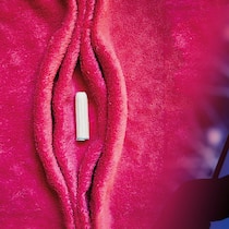 So profitiert Facebook von der Periode Tampon liegt auf Frotteetuch / Facebook-Logo auf Smartphone