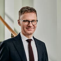 «Unsere Chefs halten uns vom Arbeiten ab» SGB-Chefökonom im Porträt.
