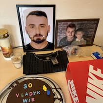 Zürich zwang Ukrainer zur Ausreise – jetzt ist er tot Gedenktisch mit Foto von Vlady und Kuchen - Vladyslav Lanish lebte seit seiner Kindheit im Kanton Zürich. 2024 schob ihn die Schweiz ab – als ersten Ukrainer seit Kriegsbeginn, trotz Suchterkrankung und gerichtlicher Warnungen. Jetzt ist er tot. Er wurde 29 Jahre alt