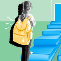 Angst vor der ersten Klasse – was Eltern tun können Ein Junge und ein Mädchen laufen eine Treppe aus Büchern hinauf. So gelingt der Schulanfang.