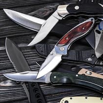 Online-Einkauf führt zu einem Eintrag im Strafregister Mehrere Klappmesser auf einem Haufen - Ein Klappmesser aus Deutschland bringt einen Käufer vor das Bundesgericht. Das Urteil stellt klar: Wer im Ausland bestellt, muss sich über die hiesige Rechtslage informieren