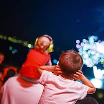 Die Suva registriert jährlich 260 Unfälle durch Feuerwerk Kinder schützen ihre Ohren vor der Feuerwerks-Knallerei.