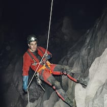 ... wie findet man eine Riesenhöhle? Fotoreportage mit Portraits vom Elektroniker Simon Ziegler, 20, aus Wädenswil Zürich, der kürzlich mit Kollegen eine gigantische Höhle in der Silberen entdeckt hat, fotograifert am Donnerstag, 12. März 2026, im Hölloch im Muotatal von Tom Huber…