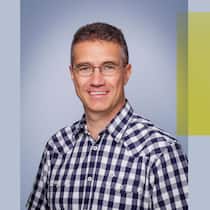 «Mir macht diese Gesetzeslücke grosse Sorgen» Collage zum Thema "Mediatoren: Was bedeutet Auskunftspflicht" aus istockphoto Bild: Reaching an agreement. Set dialogue of opponents. Sign the contract. Come to a consensus. Cooperation instead of competition. Mediation between sides. und Portrait vo…