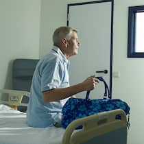 Bundesrat gibt Krankenkassen den Tarif durch Ein Patient sitzt mit seiner gepackten Tasche bereit, um das Spital zu verlassen.
