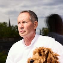 Seine Mutter quälte ihn – und er spricht darüber Kurt Erni mit Hündin Bonny - Kurt Erni wurde als Kind von seiner Mutter schwer misshandelt. Er hat überlebt – und die Spirale der Gewalt durchbrochen. Ein Porträt über seelische Narben und den Kampf gegen ein Tabu