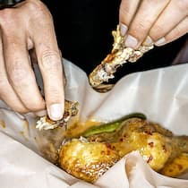 Eine kulinarische Reise ins (frittierte) Herz der Schweiz Die Innerschweizer Spezialtät "Poulet im Chörbli"