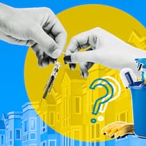 Wie die Wohnungsübergabe problemlos klappt Zwei Hände, die einen Wohnungsschlüssel übergeben, daneben ein Putzeimer vor einer Hausfassade - Was Sie vor einer Wohnungsübergabe wissen sollten und welche Rechte Mieterinnen und Mieter in der Schweiz haben.