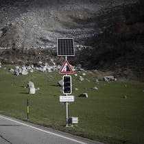 Bündner Bergdorf Brienz muss evakuiert werden Blick auf den "Brienzer Rutsch" und eine Ampel, aufgenommen am Dienstag, 4. April 2023, in Brienz-Brinzauls. Ein Teil des Berges bewegt sich immer schneller, wie die Gemeinde mitteilte. Ein Bergsturz koennte sich ab dem Fruehsommer ereignen. Ein derartiges Ereignis soll sich aber ueber Wochen ankuendigen, derzeit bestehe keine Gefahr. Die Dorfbewohner werden kommende Woche ueber moegliche Szenarien informiert.