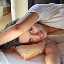 «Ich hatte vollstes Vertrauen in meinen Körper» Jennifer Lütold mit ihrem ersten Sohn, den sie zu Hause in einem Pool geboren hat.