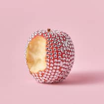 Wer nicht erbt, zahlt im Leben 366’000 Franken mehr Steuern Angebissener Apfel mit Fake-Diamanten bedeckt - Wer sein Leben mit dem eigenen Lohn finanziert, zahlt Hunderttausende Franken mehr Steuern und Abgaben als Leute, die auf eine Erbschaft zurückgreifen können. Vor allem Menschen mit mittleren Einkommen kommt Nichterben teuer zu stehen