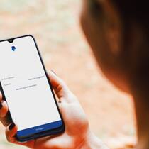 Raffinierter Trick: Kriminelle fordern Geld per Paypal Eine Frau loggt sich auf dem Smartphone bei Paypal ein.