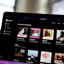 Spotify hat ein Naziproblem Spotify ist auf einem Laptop geöffnet.