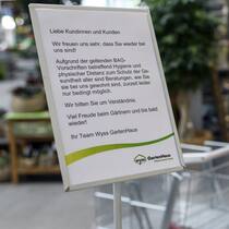 Kritik an den Kontrollen von Bund und Kantonen Ein Schild informiert über die Schuzt-Massnahmen