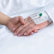 «Mein Bruder stirbt nicht schnell genug» Eine Frau hält die Hand eines Sterbenden.