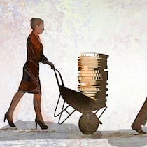 Was die Lohnanalyse bringen wird Eine weibliche und ein männlicher Angestellter schieben symbolisch ihr Gehalt in Schubkarren vor sich