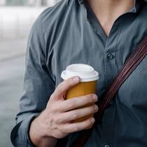 Bio kaum besser als Plastik Mann mit Kaffeebecher aus Karton unterwegs