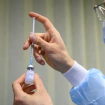 Wie riskant ist die Corona-Impfung? Mediziner befüllt im Impfzentrum in Montreux VD eine Spritze mit dem Covid-19-Impfstoff von Moderna