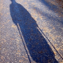 IV lässt Hilflose im Stich A woman's first walk 4months after her leg had been badly broken.