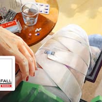Zwei Frauen am Abgrund Illustration Frau im Rollstuhl mit verbundenem Bein und Medikamente auf dem Tisch daneben. Nach einem Reitunfall kämpfen sich eine junge Frau und ihre Mutter durch ein Leben voller Schicksalsschläge. Die tragische Abwärtsspirale zweier Leben, die einst voller Hoffnung waren.
