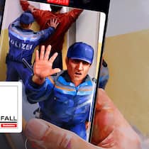 Verhaftung im Treppenhaus Illustration Podcast Der Fall. Eine Verhaftung im Treppenhaus wird gefilmt.