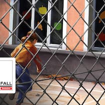 Schulverbot mit neun Illustration Kinder auf dem Pausenhof hinter Maschendrahtzaun. Podcast Der Fall Beobachter