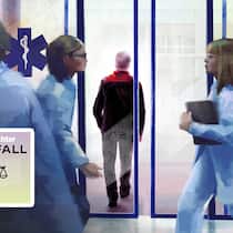 Plötzlich auf der Intensivstation Illustration Podcast Der Fall. Ein Mann verlässt ein Spital, im Vordergrund zwei Ärztinnen und ein Arzt.Nach einem Herzkatheter-Check geht es mit einem Patienten nur noch abwärts. Weil er zu früh nach Hause geschickt wurde?