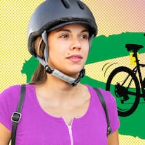 Mit dem E-Bike auf den Waldweg? Da könnte eine Busse drohen Frau mit Helm, im Hintergrund ein E-Bike -Elektrovelos sind sehr beliebt. Doch wer aufsteigt, sollte wissen, was erlaubt ist – und wann es eine Busse gibt