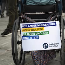 Scharfe Kritik an Bundesrat und Parlament Ein Plakat zur Inklusionsinitiative hängt an einem Rollstuhl. Die Initiative verlangt eine rechtliche Gleichstellung der Menschen mit Beeinträchtigungen.