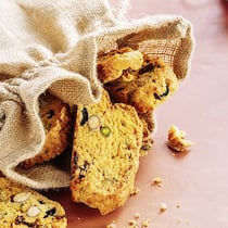 Kulinarische Mitbringsel, die allen schmecken Pikante Cantuccini in Jutesäckli auf rosa Hintergrund: Rezept