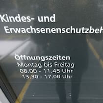 Darf die Kesb sich einmischen? Eingang Türe zur Kesb-Stelle