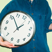 Ausstempeln fürs WC? Das gilt bei Arbeitspausen Eine Person mit Kaffeetasse in einer Hand und einer Wanduhr in der anderen Hand vor grünem Hintergrund. Wie Arbeitspausen in der Schweiz geregelt sind, legt das Arbeitsgesetz klar fest.