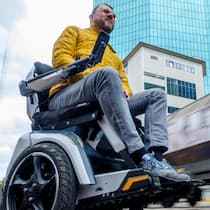 Er hat einen zertifizierten Rollstuhl – doch die Swiss lässt ihn nicht fliegen Michael Hagmann auf seinem Rollstuhl - Michael Hagmann hat sich extra einen modernen Rollstuhl gekauft, der für den Flugverkehr zertifiziert ist. Dann ändert die Lufthansa-Gruppe mit der Swiss überraschend ihre Vorschriften