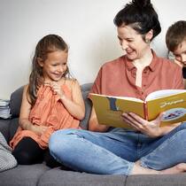 Fantastische Vermittler zwischen Klein und Gross Die Kinder Franca, Louis und Elena schauen mit Melanie Kollbrunner ein Buch an.