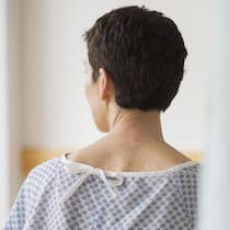 Darum bezahlen Frauen bei der Zusatzversicherung mehr Frau Patientin Krankenhaus Rückenansicht