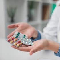 «Ärzte lassen sich von der Werbung leiten» Ärztin hat mehrere Medikamente in der Hand