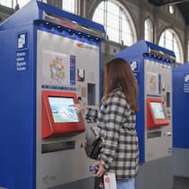 Unsichtbare SBB-Billette irritieren Passagiere Frau am Billett-Automaten im Bahnhof Zürich - Wer am Automaten die neue Option «Auf Swisspass laden» wählt, sieht danach kein Ticket in der SBB-App. Der Beobachter erklärt, was dahinter steckt – und warum niemand eine Busse fürchten muss