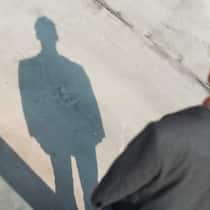 Arbeitsloser hilft aus – und soll jetzt 16’000 Franken zahlen Symbolbild - Mann, schattenwurf, Strasse, allein gelassen