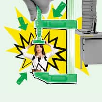 Krank durch Mobbing – das können Sie jetzt tun Eine Frau in einer Schraubzwinge, die von einer übergrossen Hand gedreht wird. Was ist, wenn der Job einen krank macht.