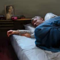 Mein Bruder, das Monster Illustration: Demir Akay schlaflos im Bett; Demir Akay verklagt den Kanton Basel-Stadt. Denn vor 25 Jahren wurde sein gewälttätiger Bruder aus dem Gefängnis entlassen – zu Unrecht. Der Fall geht nun ans Bundesgericht.