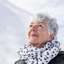 Ein Guru hat ihr die Mutter genommen Dorli Menn blickt auf die schneebedeckten Averser Berge. Das Graubündner Hochtal ist ihr bis heute Heimat.