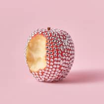 366’000 Franken – so krass wird Arbeiten bestraft Angebissener Apfel mit Fake-Diamanten bedeckt - Wer sein Leben mit dem eigenen Lohn finanziert, zahlt Hunderttausende Franken mehr Steuern und Abgaben als Leute, die auf eine Erbschaft zurückgreifen können. Vor allem Menschen mit mittleren Einkommen kommt Nichterben teuer zu stehen